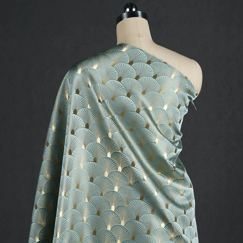 Sewing - ผ้าแจ็คการ์ดลายใบแปะก๊วยรูปพัด สีทองเงา สำหรับชุดกี่เพ้า เสื้อแจ็คเก็ต งานเย็บ DIY